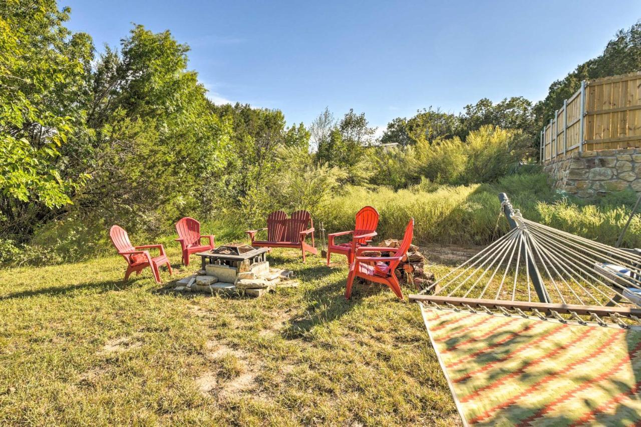 Charming Lake Creek Cabin With Pool Access And Decks Гранбъри Екстериор снимка